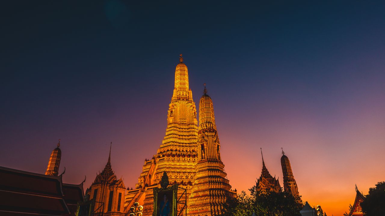 Wat Arun temple Bangkok at golden hour