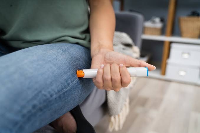 Epinephrine auto-injector ready to use: the first response to anaphylaxis abroad